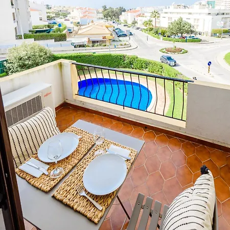 Feel At & Welcome To Apartamento